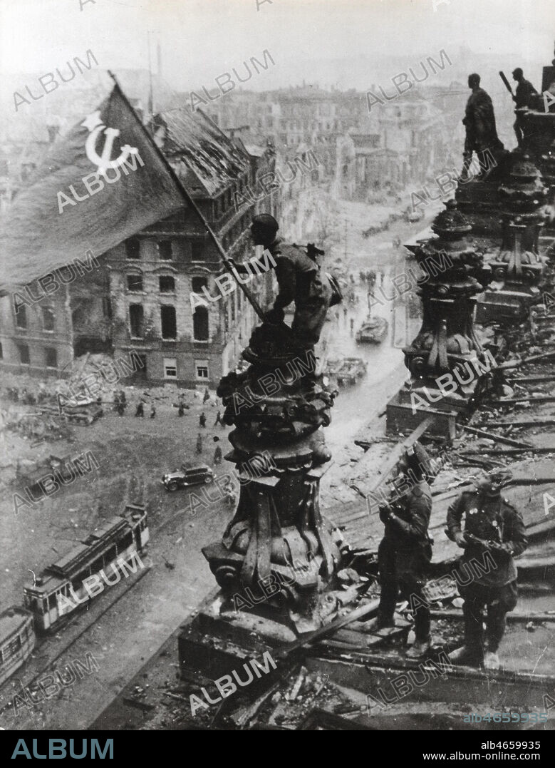 Un soldat d'URSS hissant, le 2 mai 1945, le drapeau rouge sur le sommet du Reichstag a Berlin. Photographie de Evgueni KHALDEI (1917-1997) de l'agence Tass . Credit : Collection Kharbine-Tapabor.