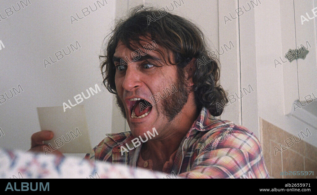 JOAQUIN PHOENIX en PURO VICIO, 2014 (INHERENT VICE), dirigida por PAUL THOMAS ANDERSON. Copyright WARNER BROS.
