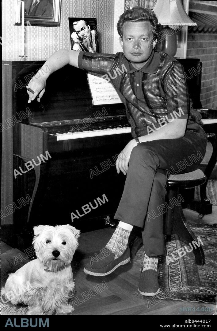 Skådespelaren Ernst-Hugo Järegård 1962. Framför pianot med hund i hemmet i Ystad. (c) Arne Andersson / Sydsvenskan / IBL.