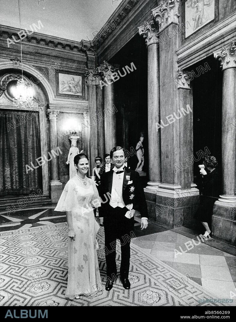 Stockholm 1976-03-18. Kungaparet, kung Carl XVI Gustaf och drottning Silvia, väntar på gästerna till kungamiddagen i Vita havet. Foto: Kent Östlund / Svenskt Pressfoto / TT / kod 20360.