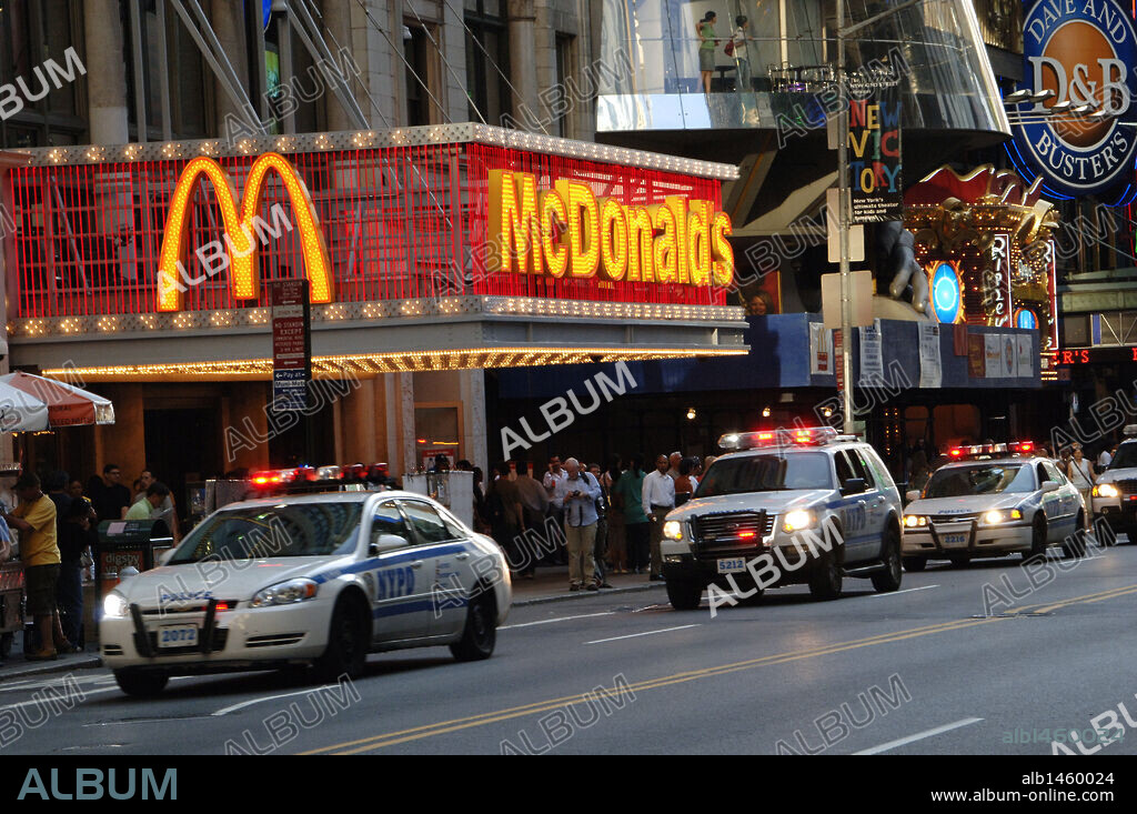 COCHES DE POLICIA con las sirenas encendidas, circulando por TIMES SQUARE. NUEVA YORK. Estados Unidos.