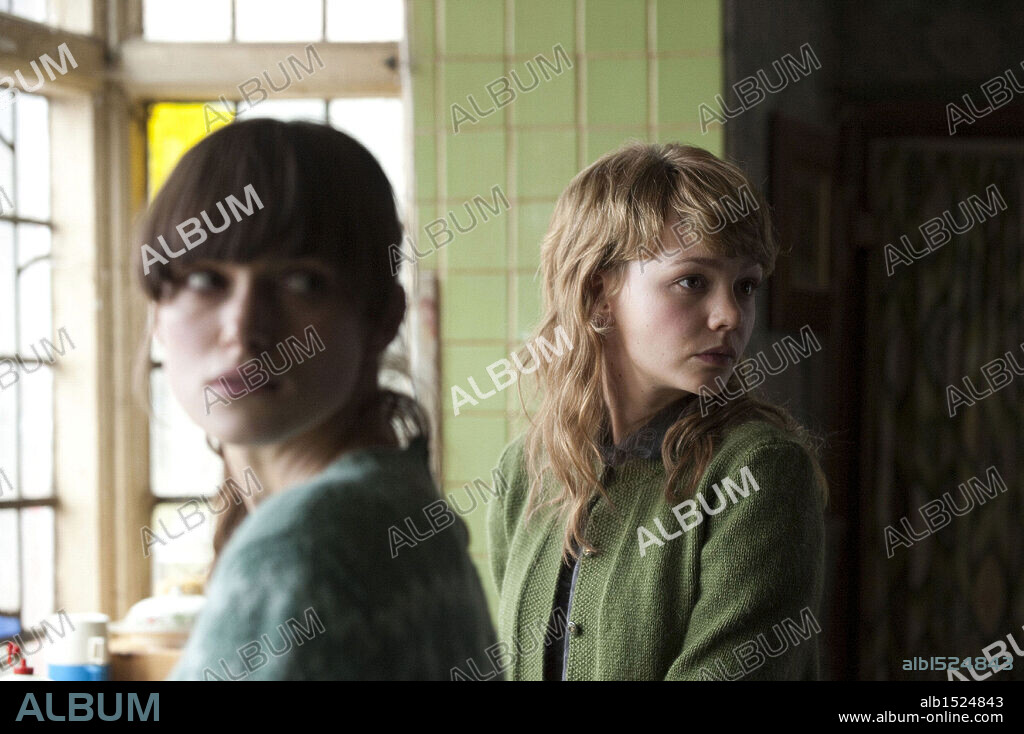 CAREY MULLIGAN y KEIRA KNIGHTLEY en NUNCA ME ABANDONES, 2010 (NEVER LET ME GO), dirigida por MARK ROMANEK. Copyright DNA FILMS/FILM4.