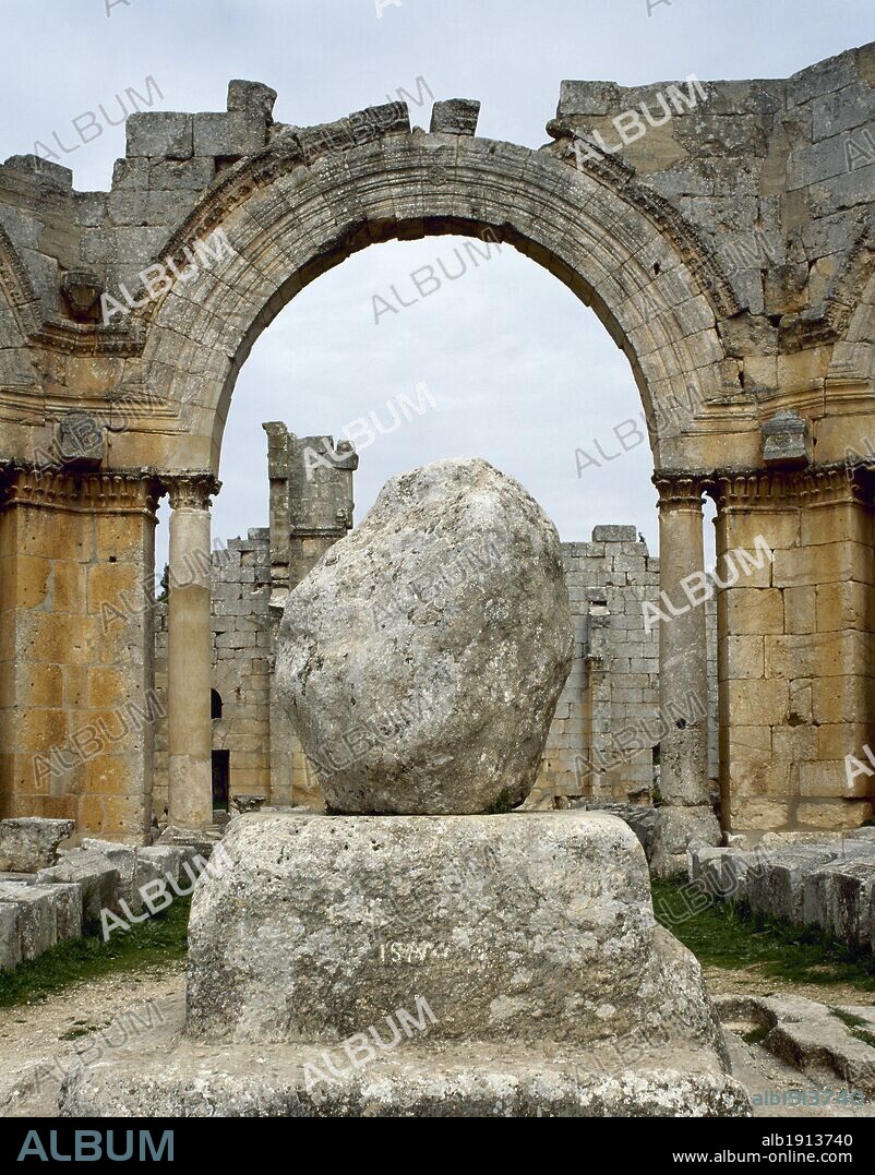 ARTE BIZANTINO. SIGLO V. SIRIA. BASILICA DE SAN SIMEON (476-491). Consta de cuatro basílicas independientes dispuestas en forma de cruz alrededor de la columna sobre la que el místico pasó gran parte de su vida. Detalle de los restos de la COLUMNA donde cuenta la leyenda predicaba San Simeon Estilita. Alrededores de Alepo.