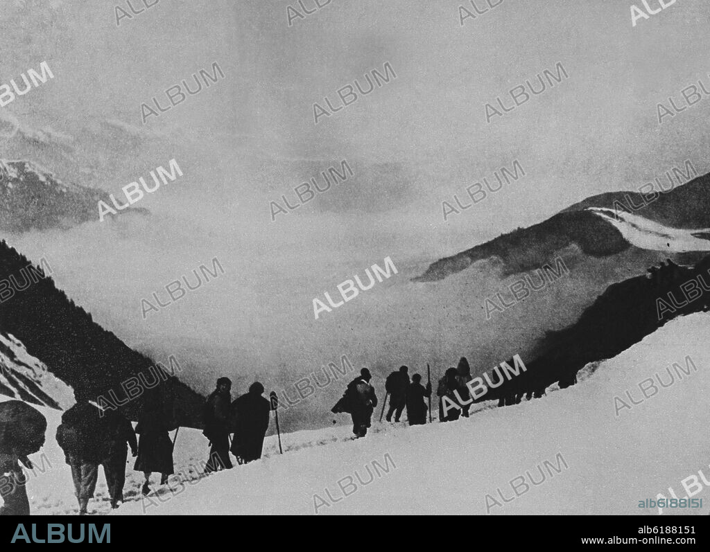 REPUBLICANOS ESPAÑOLES ATRAVESANDO LOS PIRINEOS RUMBO AL EXILIO FRANCES.