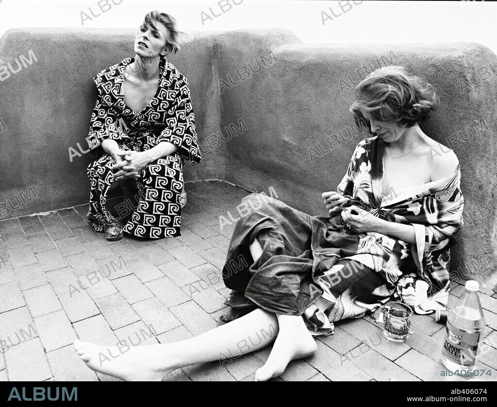 CANDY CLARK y DAVID BOWIE en EL HOMBRE QUE CAYÓ A LA TIERRA, 1976 (THE MAN WHO FELL TO EARTH), dirigida por NICOLAS ROEG. Copyright EMI.