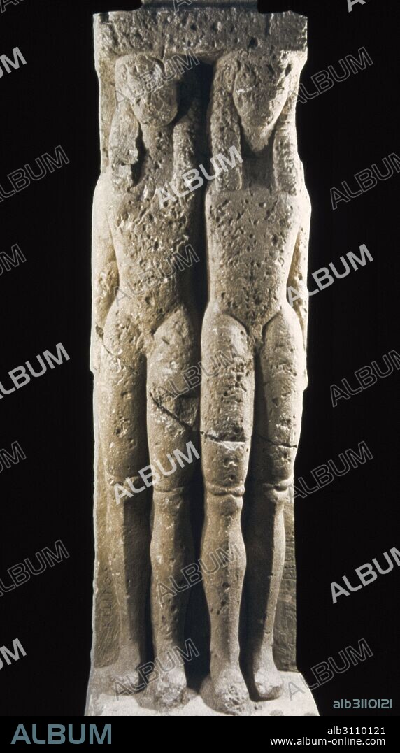 PERIODO ARCAICO. GRECIA. ESTELA FUNERARIA DE KITYLOS Y DERMIS erigida por su padre AMPHALKES. Hallada en Tanagra (Beocia). Datada a mediados del siglo VI a. C. Museo Arqueológico Nacional. Atenas.