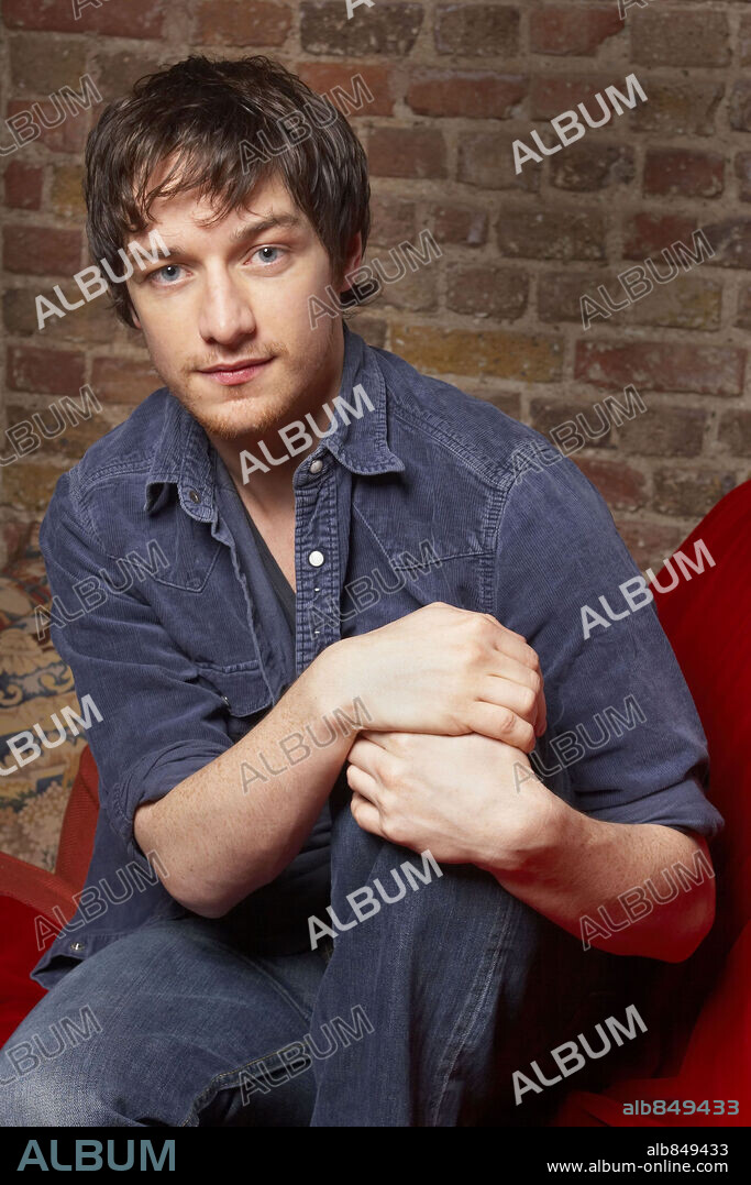 JAMES MCAVOY en CRONICAS DE NARNIA: EL LEON, LA BRUJA Y EL ARMARIO, LAS, 2005 (CHRONICLES OF NARNIA: THE LION, THE WITCH AND THE WARDROBE, THE), dirigida por ANDREW ADAMSON. Copyright WALT DISNEY PICTURES.