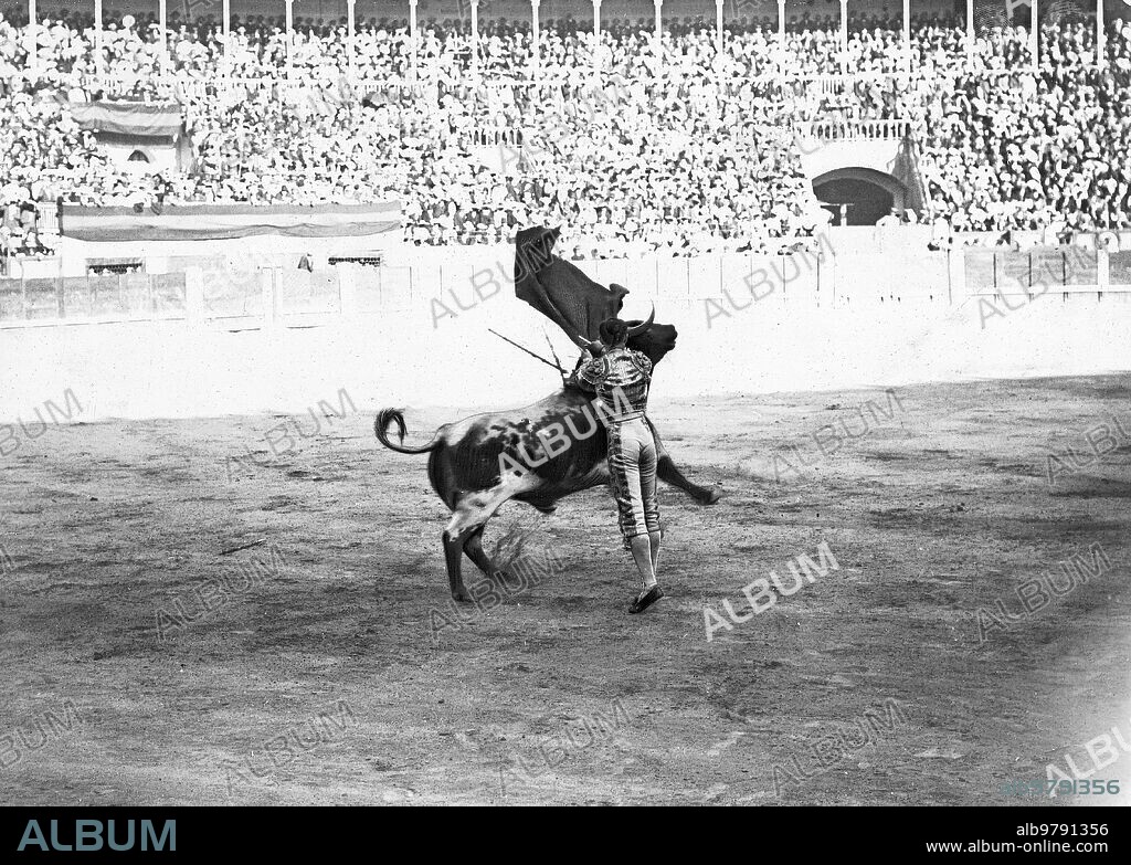 3 julio 1914. De la corrida de Toros de ayer en Madrid. El famoso diestro José Gómez (Gallito), Dando un pase por alto al tercero de los siete Toros que Mató ayer tarde.