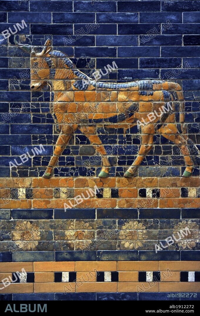 ARTE MESOPOTAMICO. NEOBABILONICO. PUERTA DE ISHTAR DE BABILONIA. (s. VI a. C.). Originalmente era una de las ocho puertas monumentales de la muralla interior de Babilonia. Fue construida en el año 575 a. C. durante el reinado de NABUCODONOSOR II (604-562 a. C.) con ladrillos de adobe de color azul. Reconstruida en 1930. Detalle de un TORO. Museo Pergamo (Isla de los Museos). Berlín. Alemania.
