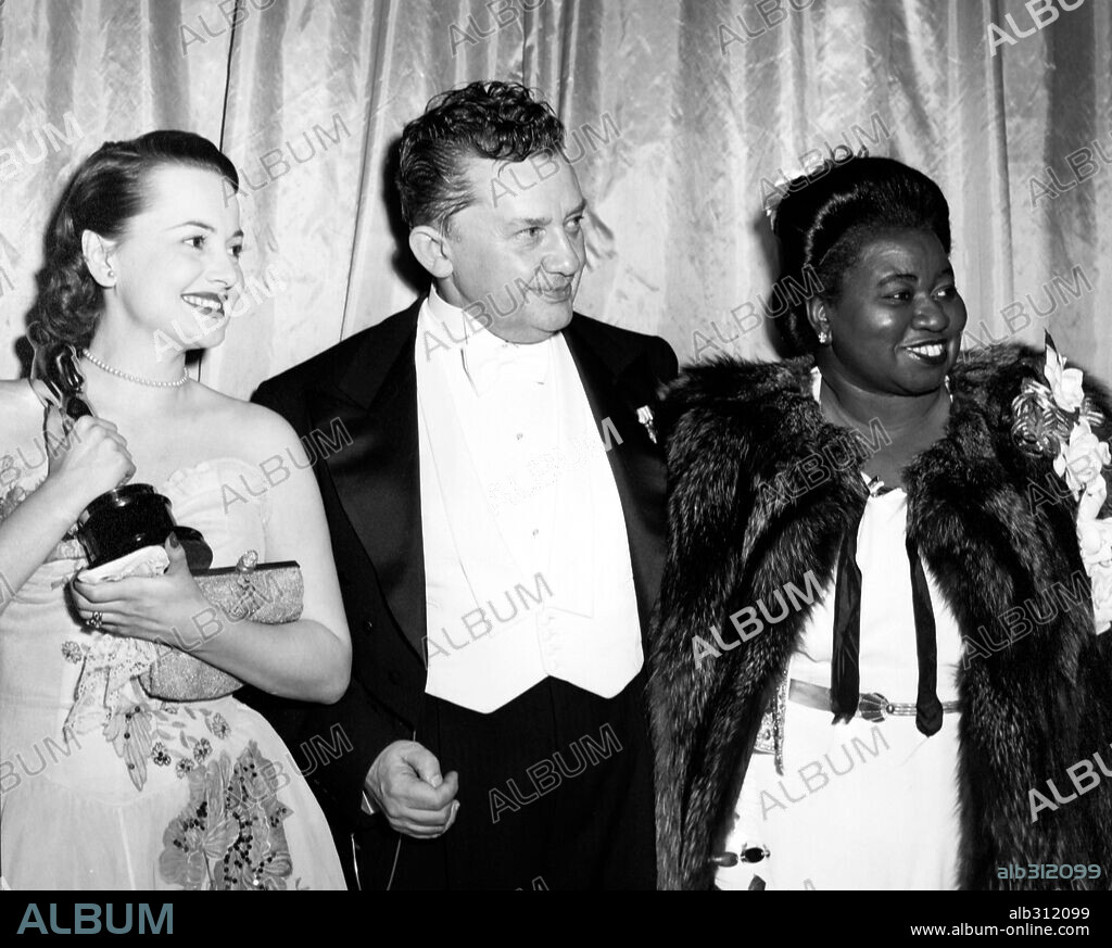 HATTIE McDANIEL, JEAN HERSHOLT y OLIVIA DE HAVILLAND. 19ª Edición de los Premios Oscar / 1947. 
Olivia de Havilland premiada como mejor actriz por "Vida íntima de Julia Norris". 1947