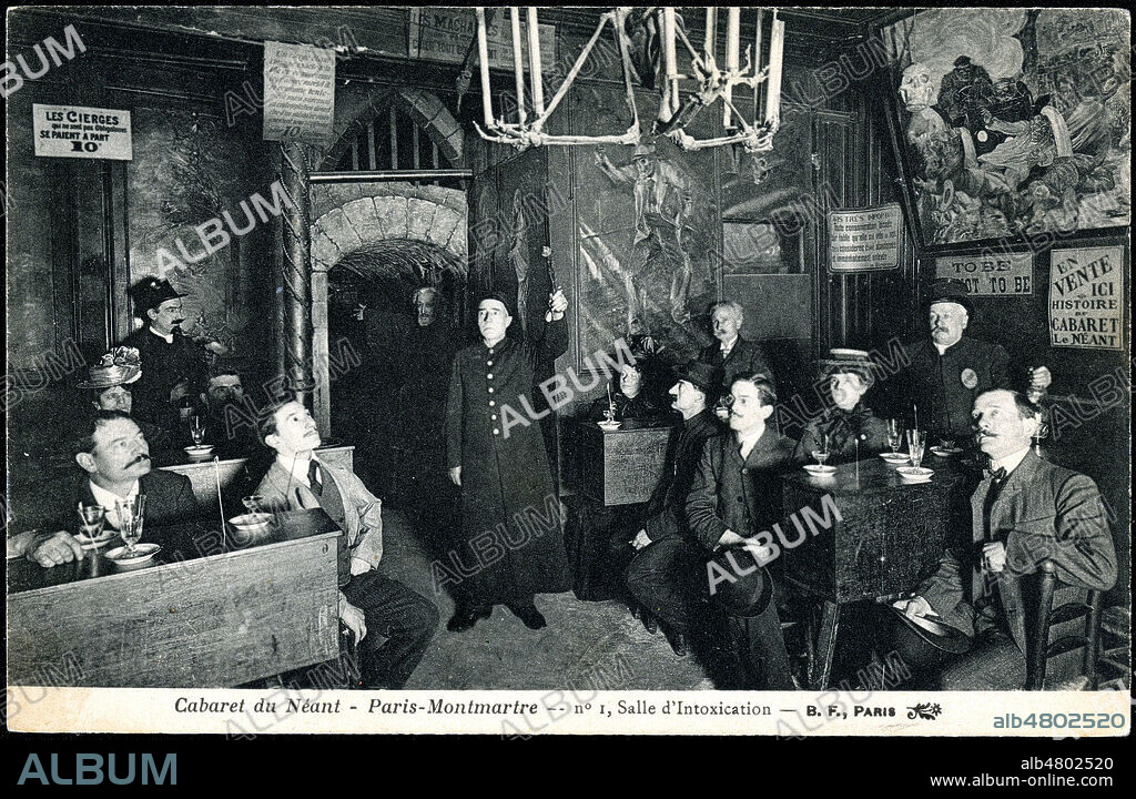 Cabaret du Neant. Paris-Montmartre. Dans la dite "Salle d'intoxication" les clients buvaient dans des cranes et les tables étaient des cercueils. Photographie anonyme pour une carte postale vers 1910. Credit : Collection GASPARD/Kharbine-Tapabor.