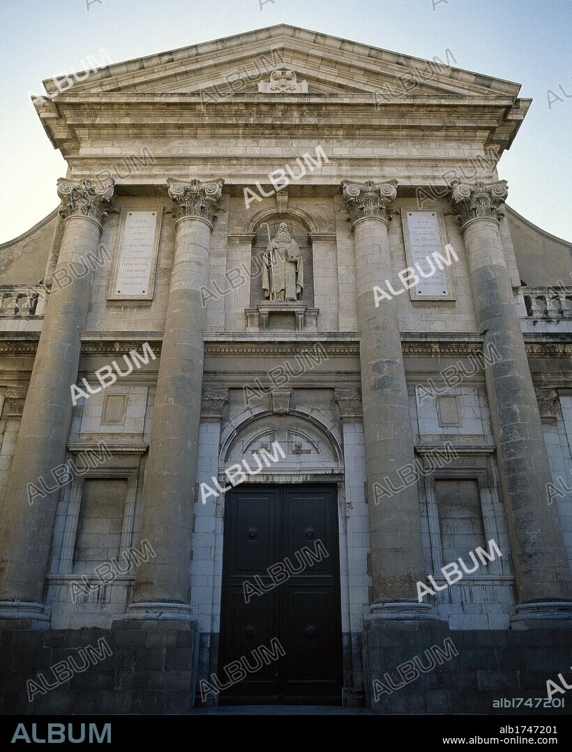 IGLESIA DE SANT ANTONI ABAT. Construída entre 1734 y 1771. Fachada neoclásica tardía (1876) con columnas corintias y frontispicio triangular. Detalle de la parte superior de la fachada. VILANOVA I LA GELTRU. Comarca del Garraf. Provincia de Barcelona. Cataluña.