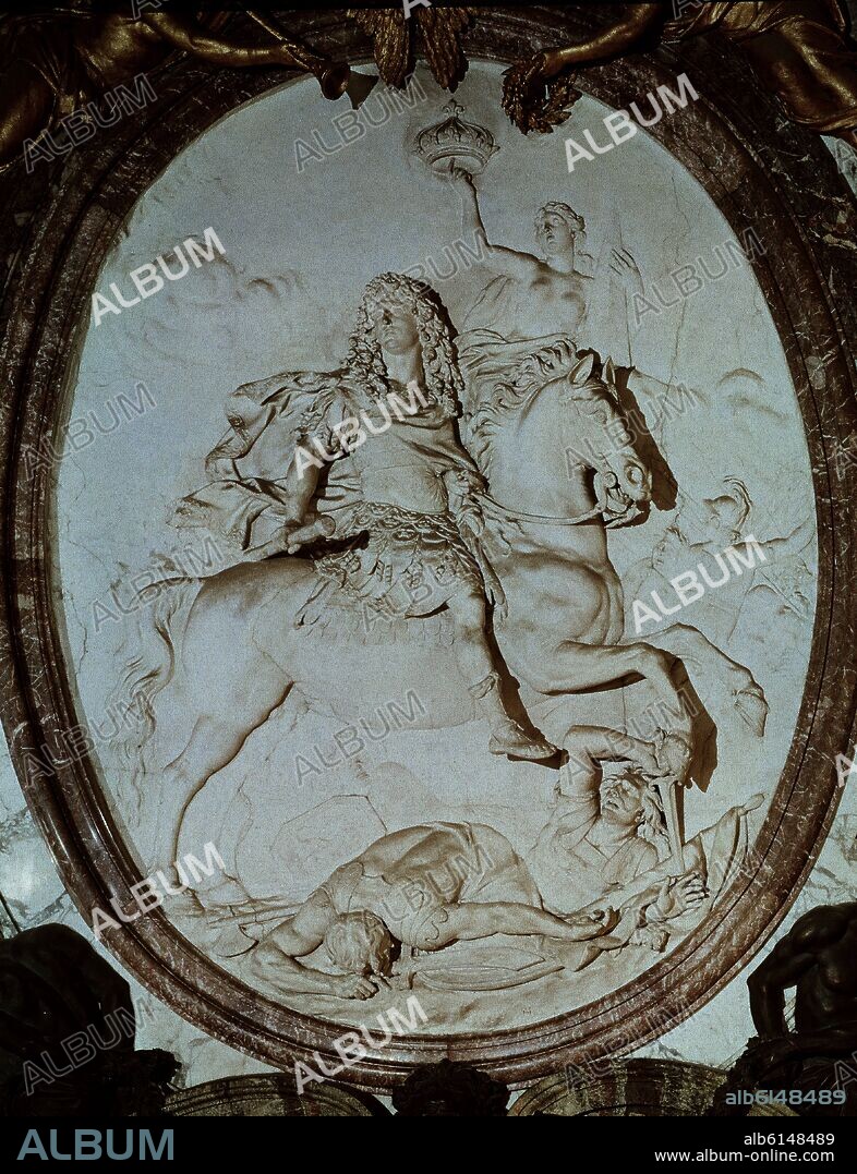 ANTOINE COYSEVOX. MEDALLON DE LUIS XIV TRIUNFANDO SOBRE SUS ENEMIGOS - SALON DE LA GUERRA DEL PALACIO DE VERSALLES - SIGLO XVII - BARROCO FRANCES.