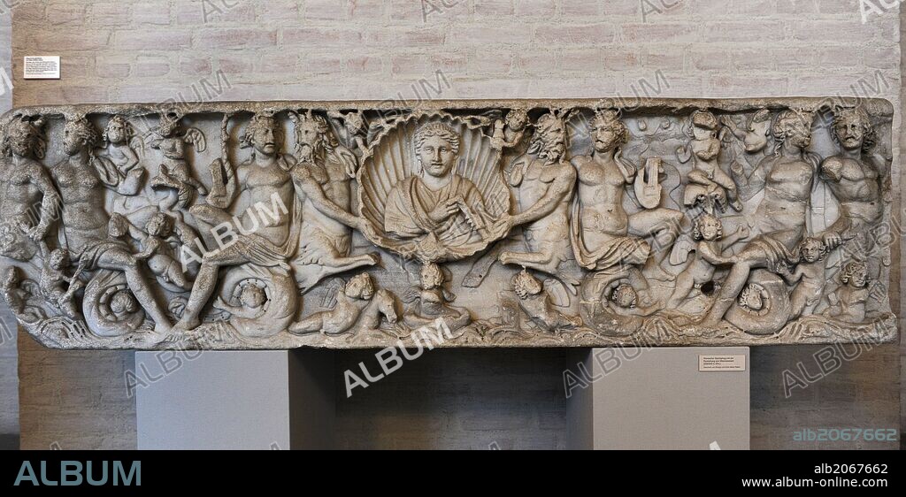 ARTE ROMANO. Detalle de los relieves que decoran una de las paredes de un sarcófago. Se representa al difunto rodeado de criaturas marinas. Glyptothek. Munich. Alemania. Europa.