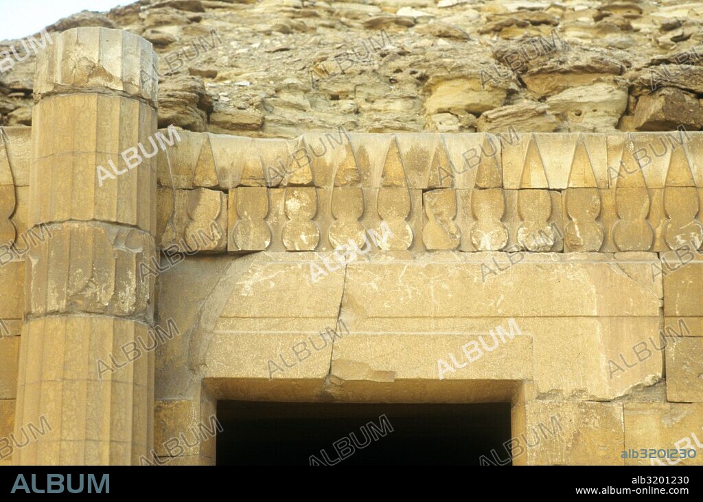 Templo de Sakkara. El conjunto monumental de Zoser en Saqqara fue construido en torno al año 2650 a.C. y diseñado por el arquitecto Imhotep.