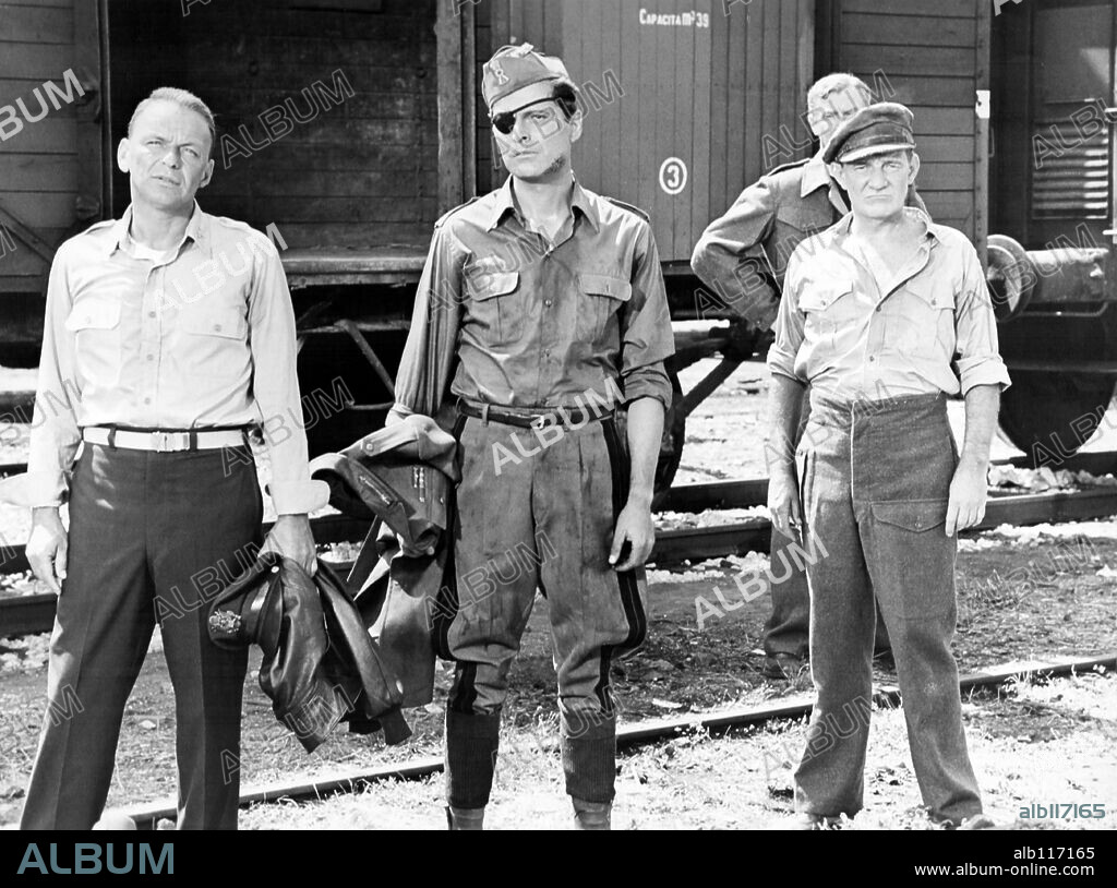 FRANK SINATRA, SERGIO FANTONI y TREVOR HOWARD en EL CORONEL VON RYAN, 1965 (VON RYAN'S EXPRESS), dirigida por MARK ROBSON. Copyright 20TH CENTURY FOX.
