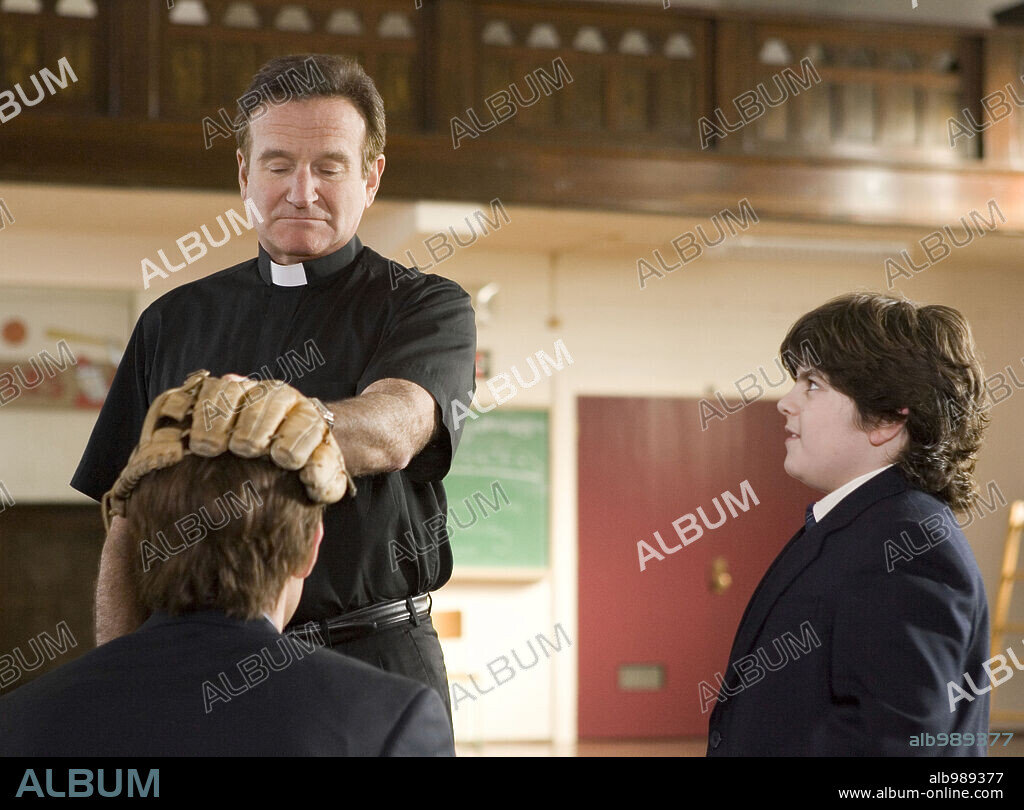 JOHN KRASINSKI, JOSH FLITTER and ROBIN WILLIAMS in LICENSE TO WED, 2007, directed by KEN KWAPIS. Copyright WARNER BROS. PICTURES / SOREL, PETER.