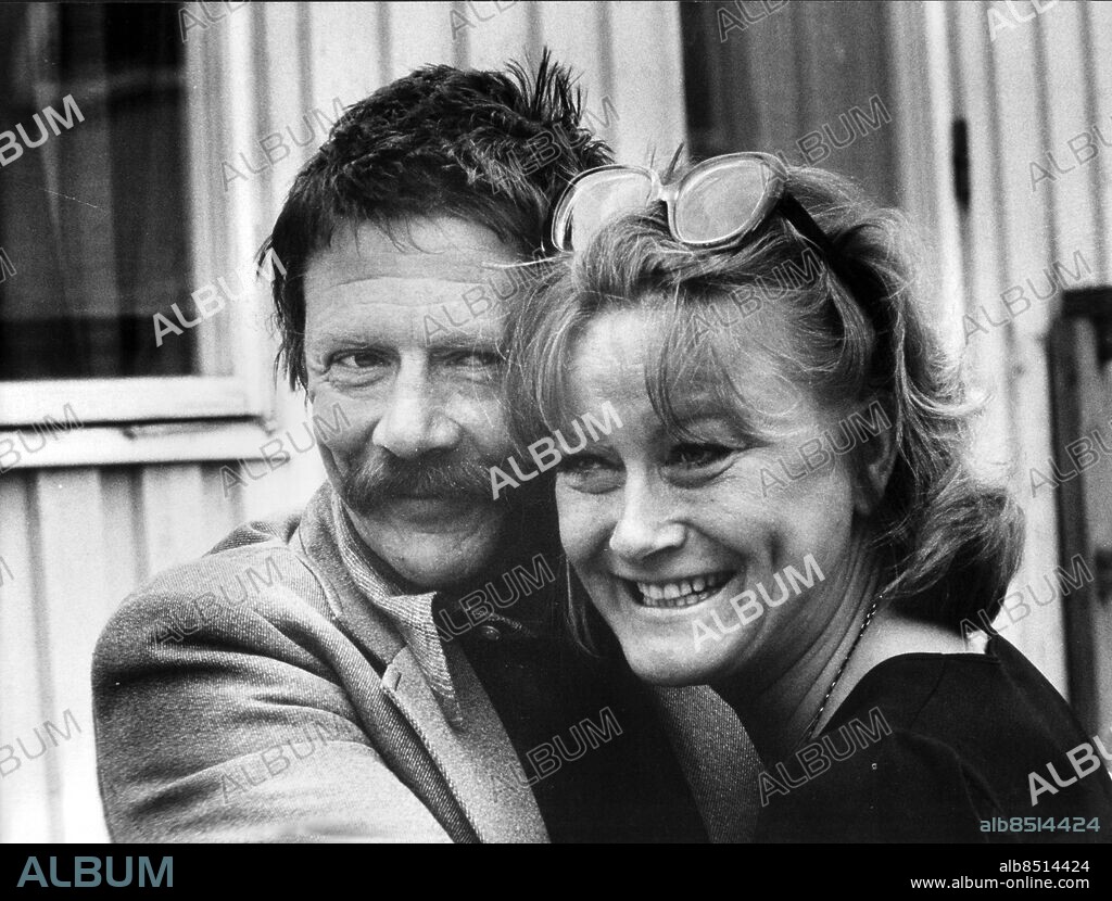 STOCKHOLM 20030413 ARKIV 1975. Allan Edwall kramar om Monica Zetterlund, vid en presskonferens med anledning att Monica ska ha huvudrollen i TV-serien Nisse och Greta, där Monicka spelar 17-årige Greta.. Foto Lennart Nygren / SvD / SCANPIX Code 30132.