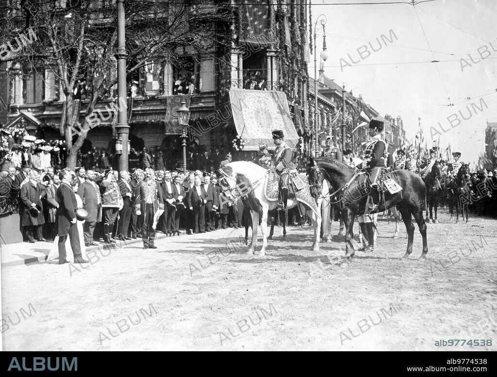 Abril 1906. Alemania. Los Húsares de Bade y los Mineros de Westfalia. El Kaiser A la cabeza de los Úsares Entrando en Krefeld, donde Pasó revista A los Mineros Westfalianos que Descendieron A las Minas de Courrieres. Foto: Carl Delius.