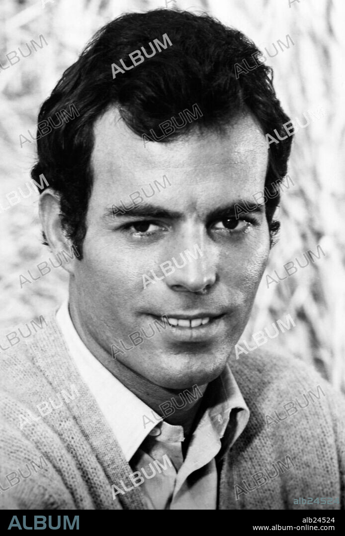 JULIO IGLESIAS en LA VIDA SIGUE IGUAL, 1969.