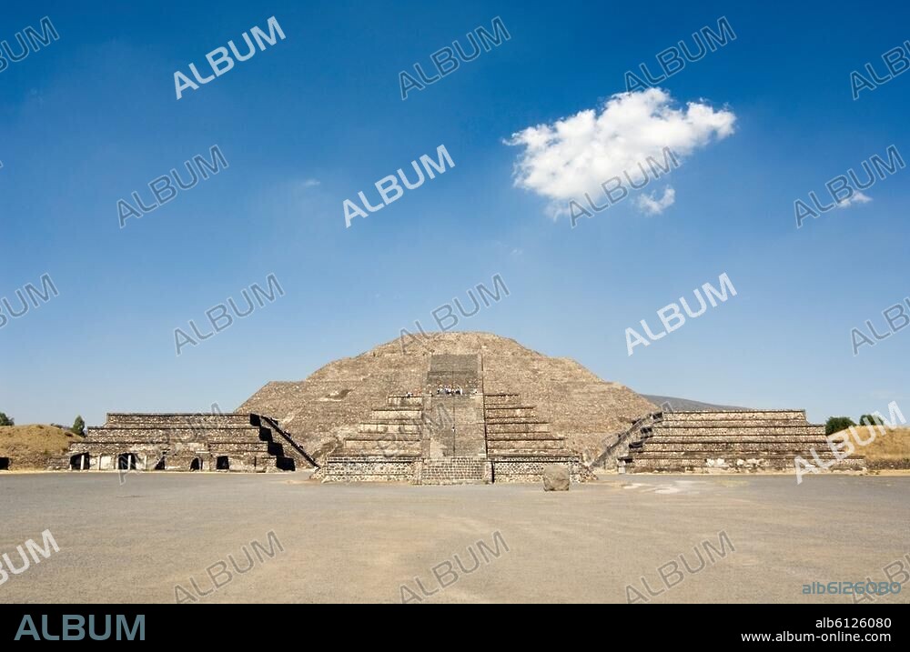 Teotihucan (Mexico), Piramide de la Luna-Pyramid of the moon (built c.200 AD; surface area 150 x 120m, height 45m).-View from the Plaza de la Luna towards the pyramid.-Photo, 2008.