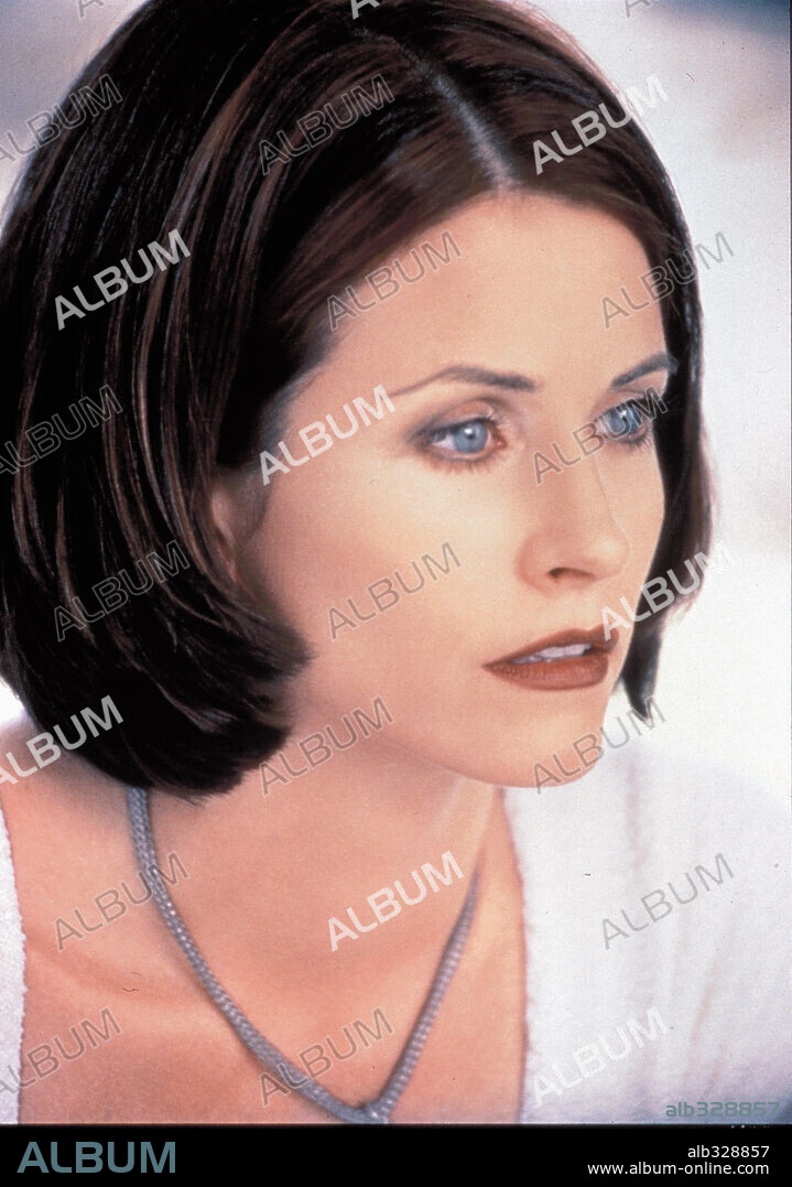 COURTENEY COX in SCREAM 2, 1997, directed by WES CRAVEN. Copyright DIMENSION FILMS.