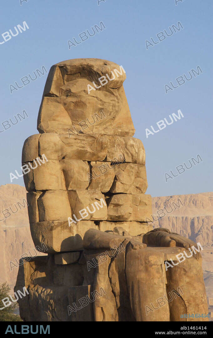ARTE EGIPCIO. EGIPTO. COLOSOS DE MEMNON. Gigantescas esculturas que flanqueaban la entrada al templo funerario de Amenofis III, construido por el hijo de Haper, el arquitecto Amenofis. Tienen una altura de 16,6 m. Los dos representan al rey Amenofis III. Vista de una de las dos esculturas. MEDINET HABU. TEBAS. Egipto.