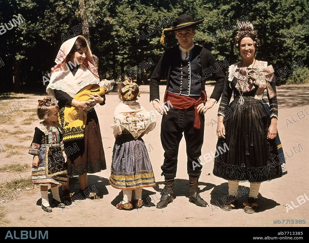 TRAJE REGIONAL GRUPO DE NAVALCAN (TOLEDO).
