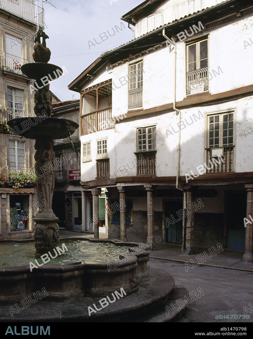COMUNIDAD GALLEGA. OURENSE. Vista de la FUENTE de la PRAZA DO FERRO (PLAZA DEL HIERRO). El lugar debe su nombre a los antiguos talleres de aperos de labranza existentes en la zona. La fuente fue trasladada desde el monasterio de Oseira. España.