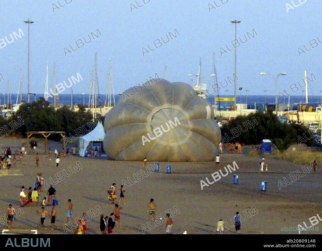 GLOBO AEROSTATICO EN LA PLAYA DE DENIA.