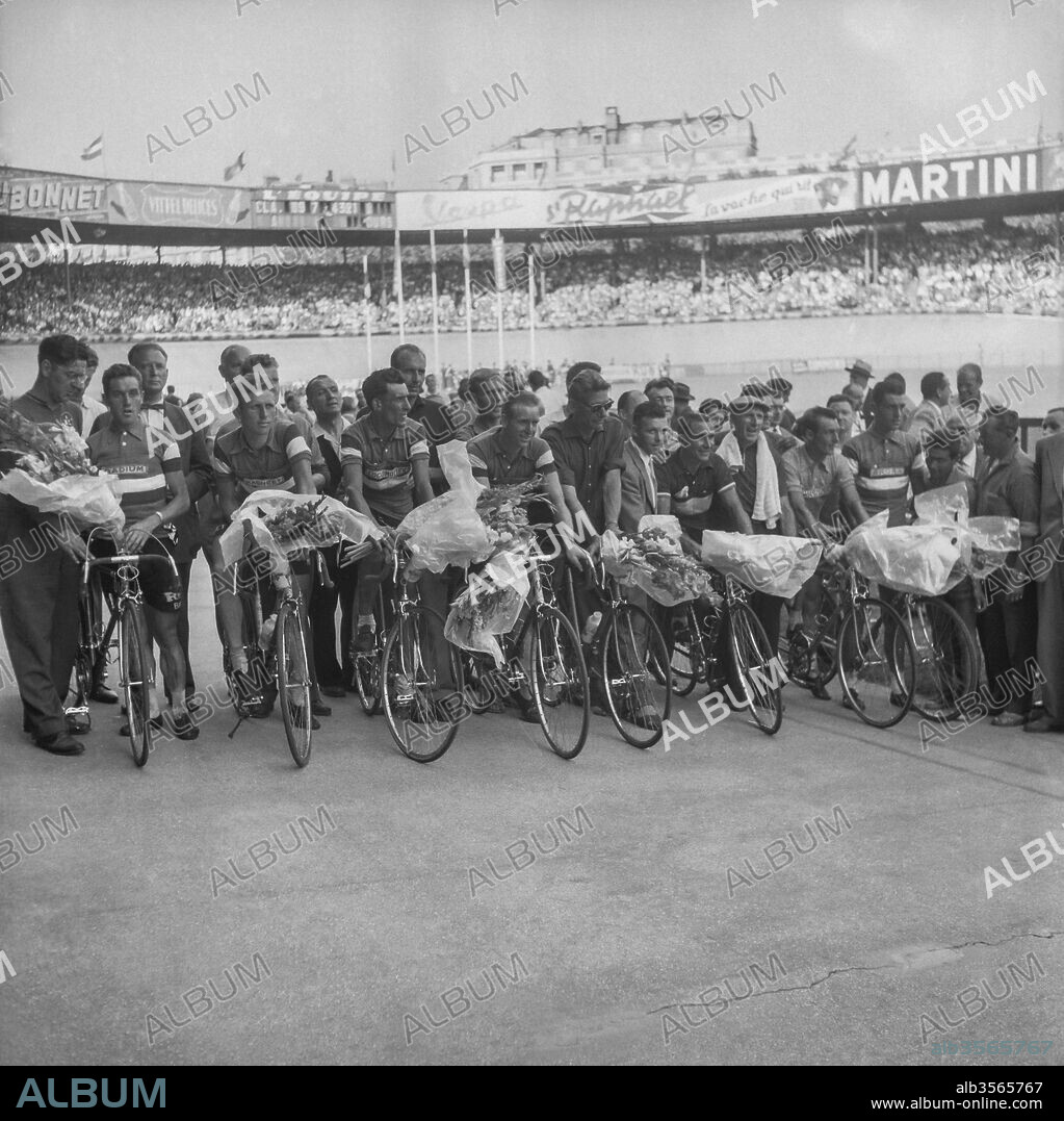 Arrival of the Tour de France 1958 (French cycling race) at the Parc des Princes in Paris, on July 19, 1958 : cyclistsof the team of Luxembourg.