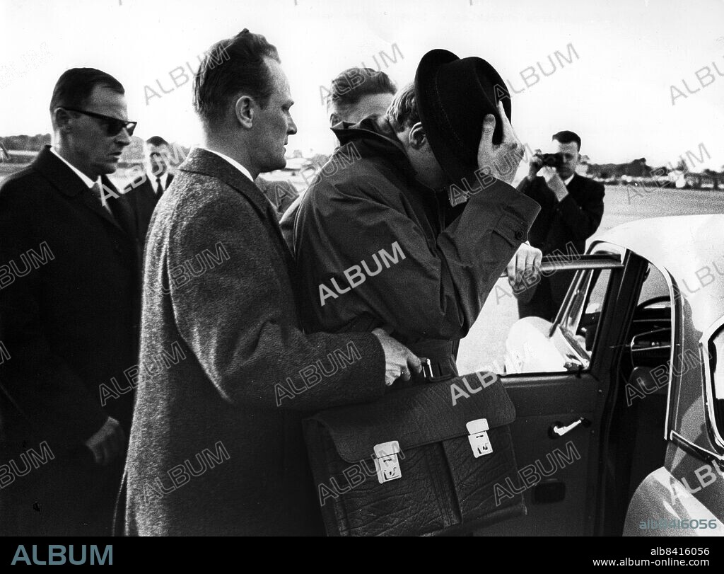 ARKIV 1965-05-11. Nazistledaren Björn Lundahl eskorteras av polis på Bromma flygplats efter transporten från Haparanda 11:e maj 1965.. Foto: Ulf Simonsson / DN / SCANPIX / Kod: 135. **SvD OUT**.