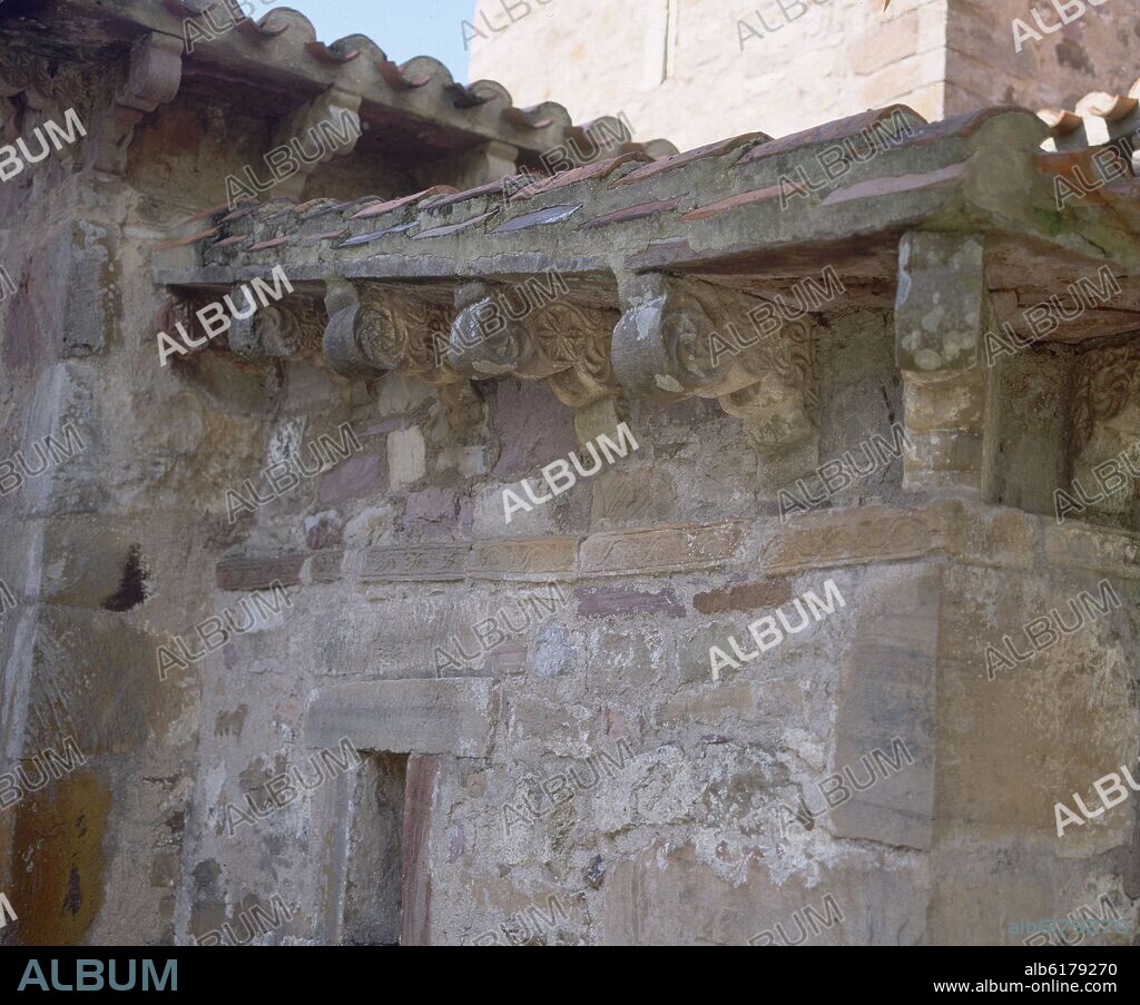 EXTERIOR - MODILLONES DE LOBULOS MOZARABES CON MOTIVOS INCISOS DE ROSACEAS Y ESVASTICAS - S X.