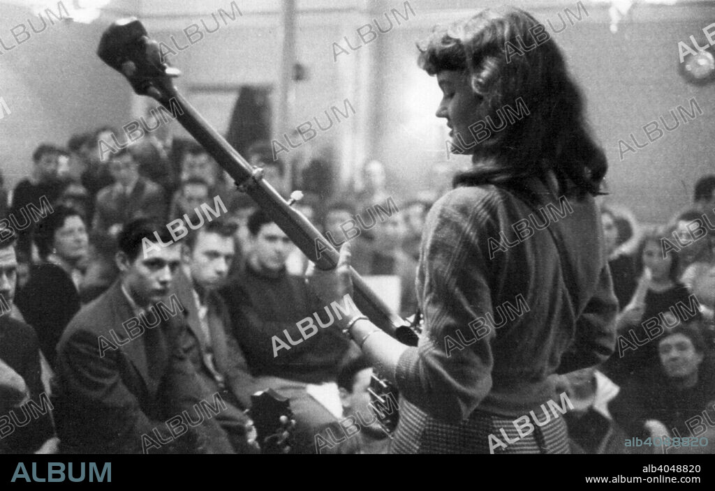 Peggy Seeger, Enterprise Public House, Long Acre, London, late 1950s-early 1960s American-born musician, singer and songwriter Seeger (born 1935) at a folk club session.