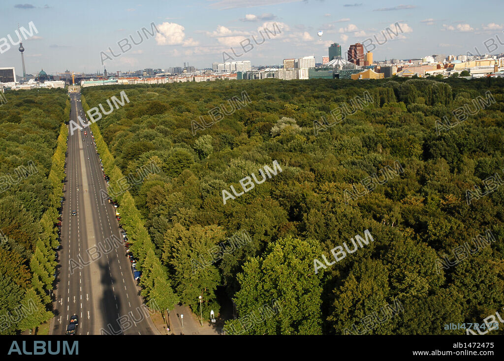 ALEMANIA. BERLIN. Panorámica de la Avenida 17 de junio (hacia el este), que atraviesa el Parque Tiergarten.