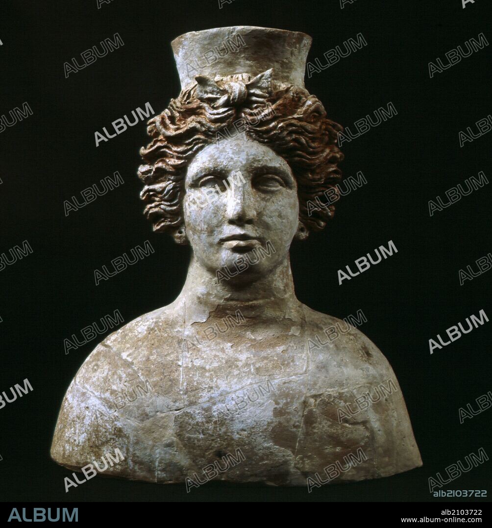 BUSTO FEMENINO DE TERRACOTA REPRESENTANDO A LA DIOSA TANIT (ESTILO HELENISTICO). DEPOSITO: MUSEO DE PUIG DES MOLINS.