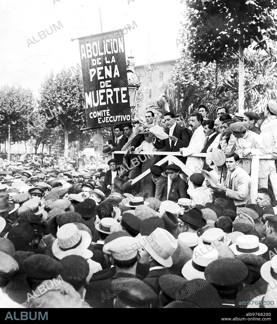 August 1911. Demonstration in Barcelona against the Death Penalty: the Protesters Surrounding the tribune raised in the Plaza de Catalunya, from which the exhibition Addressed to the Government was read.