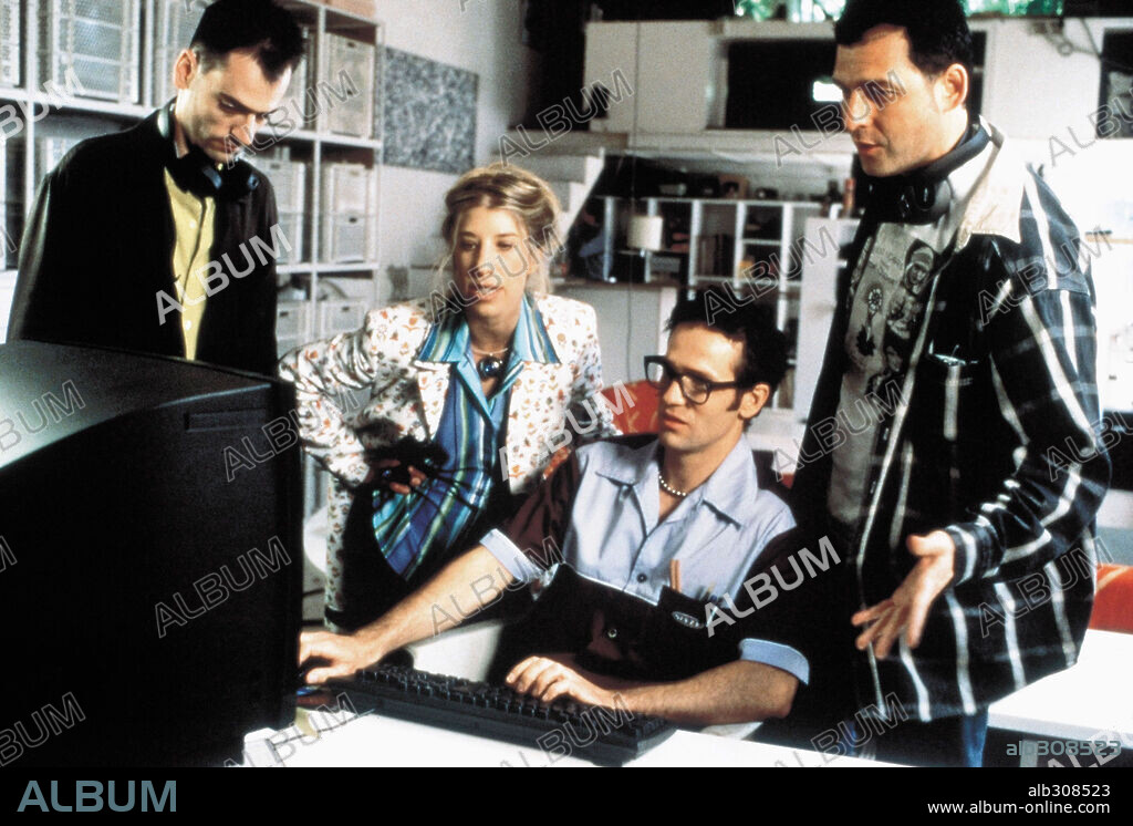 ALFONSO ALBACETE, DAVID MENKES, GUSTAVO SALMERON y NATHALIE SESEÑA en ATOMICA, 1998, dirigida por ALFONSO ALBACETE y DAVID MENKES. Copyright FERNANDO COLOMO P.C.