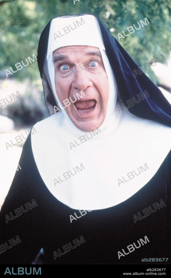 LESLIE NIELSEN en ESPÍA COMO PUEDAS, 1996 (SPY HARD), dirigida por RICK FRIEDBERG. Copyright HOLLYWOOD PICTURES.