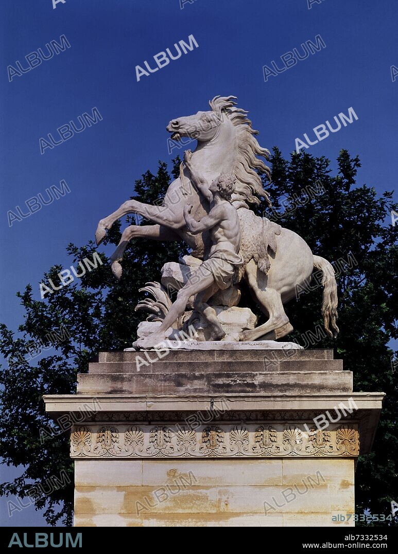 GUILLAUME COUSTOU. UNO DE LOS CABALLOS DE MARLY QUE INDICAN EL COMIENZO DE LOS CAMPOS ELISEOS, FUERON ENCARGADOS PARA UNA DE LAS RESIDENCIA DE LUIS XIV EN 1739.