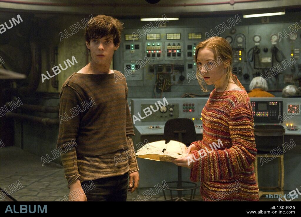 HARRY TREADAWAY and SAOIRSE RONAN in CITY OF EMBER, 2008, directed by GIL KENAN. Copyright WALDEN MEDIA.