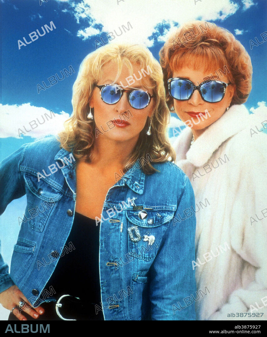 MERYL STREEP and SHIRLEY MACLAINE in POSTCARDS FROM THE EDGE, 1990, directed by MIKE NICHOLS. Copyright COLUMBIA PICTURES.