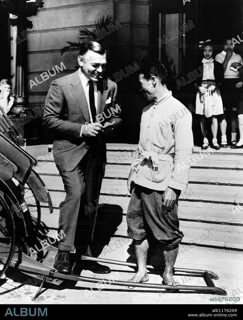 CLARK GABLE en CITA EN HONG-KONG, 1955 (SOLDIER OF FORTUNE), dirigida por EDWARD DMYTRYK. Copyright 20TH CENTURY FOX.