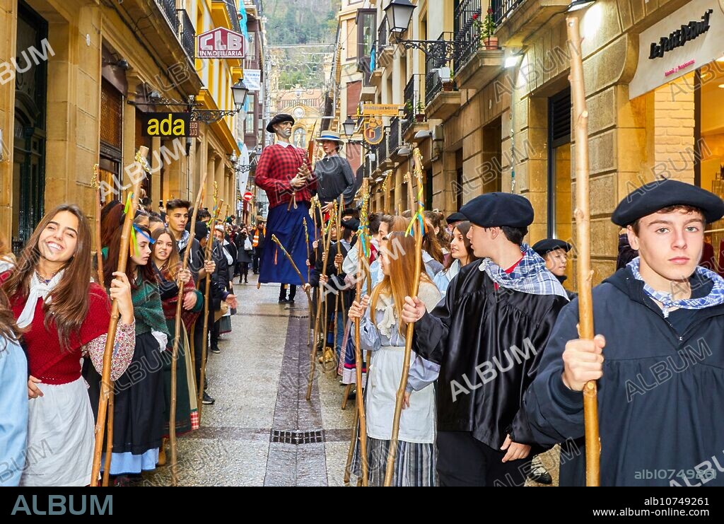 Giants, Olentzero, Christmas, Mayor street, Donostia, San Sebastian, Gipuzkoa, Basque Country, Spain, Europe.