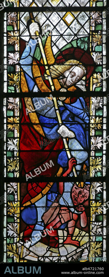 St Michel terrassant le demon (ou dragon). Vitrail de la cathedrale de Rouen datant du 15eme s. Photographie par Painton Cowen. Credit : Collection Cowen/KHARBINE-TAPABOR.