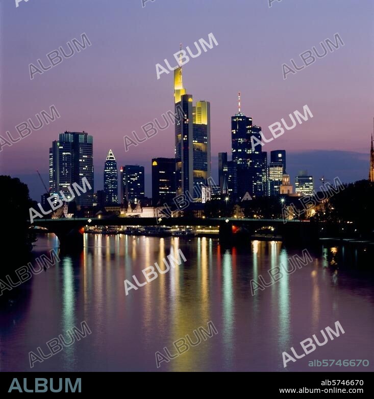 Frankfurt / Main / Skyline bei Nacht Aufnahmeformat / Filmsize: 6 × 6 cm.