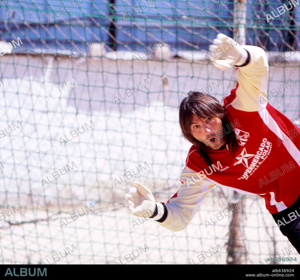 FERNANDO TEJERO en EL PENALTI MAS LARGO DEL MUNDO, 2005, dirigida por ROBERTO SANTIAGO. Copyright TORNASOL FILMS.