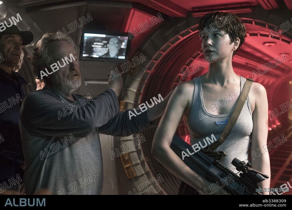 KATHERINE WATERSTON y RIDLEY SCOTT en ALIEN: COVENANT, 2017, dirigida por RIDLEY SCOTT. Copyright TWENTIETH CENTURY FOX.