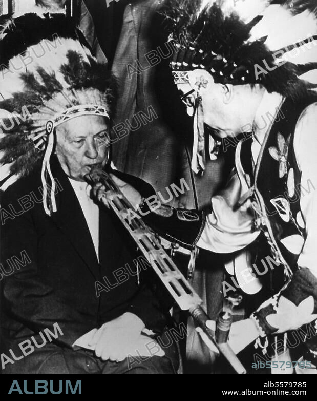 Adenauer, Konrad Politiker (CDU), Bundeskanzler 1949-63. Köln 5.1.1876 - Bad Honnef-Rhöndorf. - Bundeskanzler Dr. Konrad Adenauer wird während seines US-Aufenthaltes von Indianerstämmen als Sohn adoptiert. Foto, 15. Juni 1956.