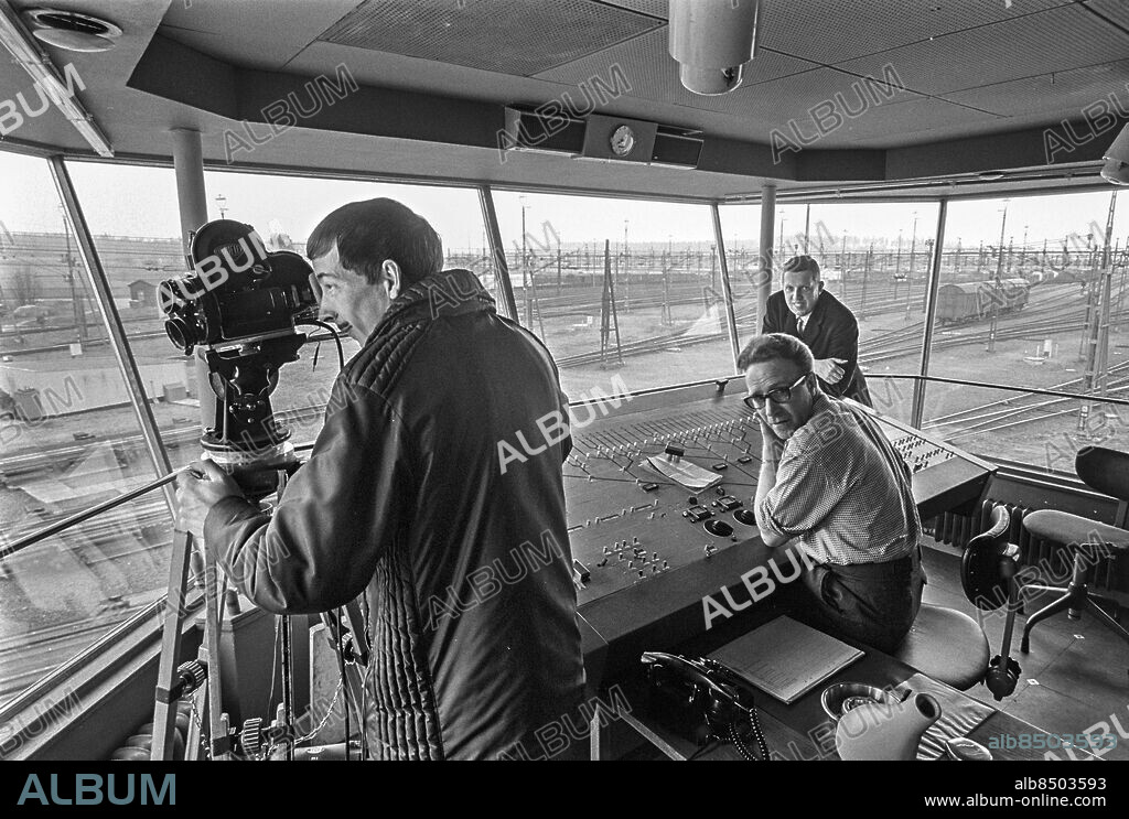 HALLSBERG 1967-05-08.. TEKNISKT MAGASIN. TV-program med Erik Bergsten.. Sänt 1967-06-05.. Här ses Erik Bergsten (th), journalist och TV-man, med två andra män vid rangerbangården I Hallsberg.. Foto: Bertil S-son Åberg / RiR / SVT / Kod: 5600. Reportage publ. i RiR 23/67 sid. 10-11, 43-44.. RiR 18572 sv/v neg  . Trio Kameramän.